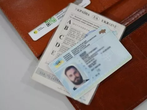 Can refugees in the EU continue to use a Ukrainian driver's license if it is expired?