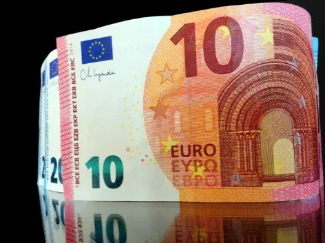 ¿En qué países europeos se puede pagar con euros y dónde aceptan moneda local?