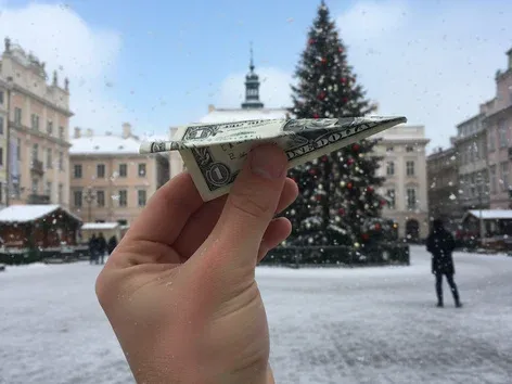 Как перевести деньги за границу на праздники и не попасться на комиссии?