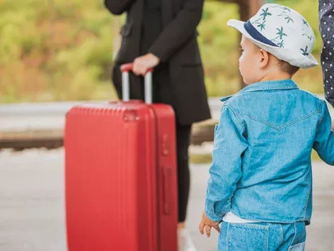 What to take with you when travelling with a small child: tips for parents