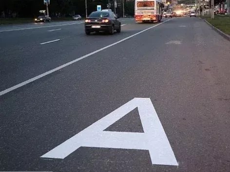 В Україні розширили список транспорту, якому дозволено їхати автобусною смугою: кого не штрафуватимуть
