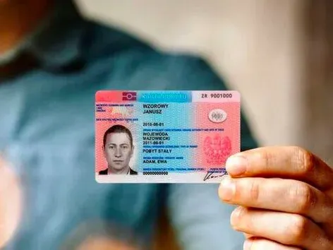 Sceau ou tampon indiquant qu'une carte de séjour est en attente : comment maintenir un statut légal en Pologne en attendant le document