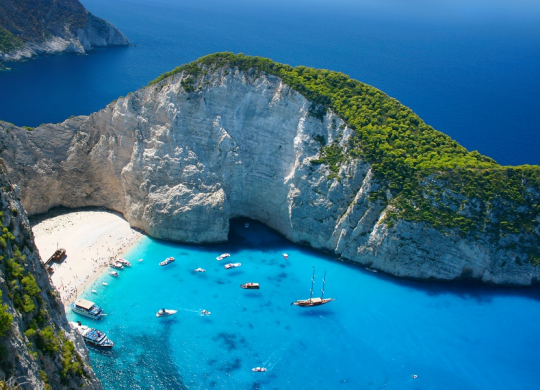 Хто з Європи скасує тести для вакцинованих туристів?