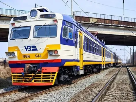 Кілька приміських поїздів тимчасово скасовано в Дніпропетровській області: список