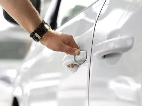 How to open the car if the battery is dead: useful tips for drivers