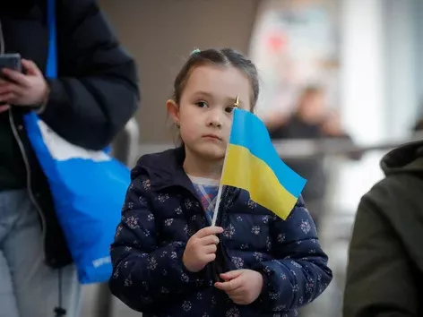 How many people live in Ukraine now, and how has the population changed since the outbreak of full-scale war?