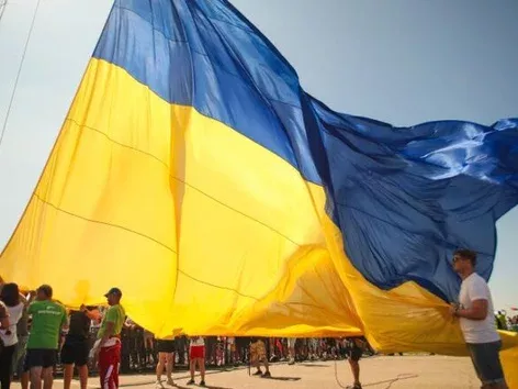 Виснажені, але не зневірені: кому довіряють українці та чи готові залишатися в країні