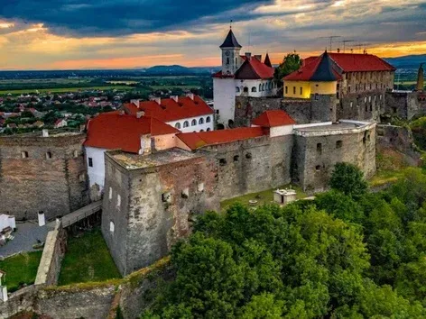 Исследуйте Закарпатье с Visit Ukraine: Ужгород, озеро Синевир, водопад Шипот, термальные источники и замки