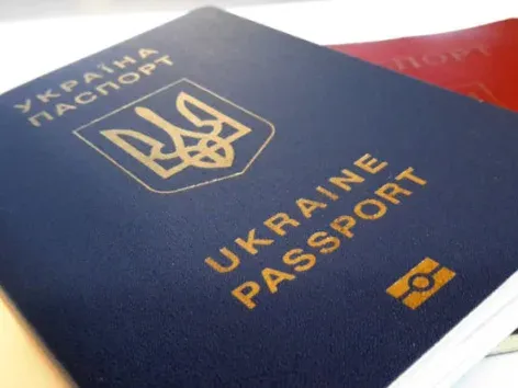 Некоторым украинцам срочно нужно поменять свои заграничные паспорта: в чем дело и кто затронут?