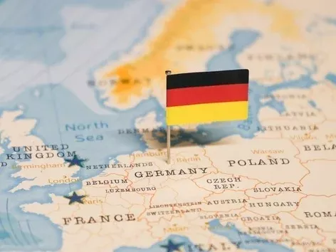 Why is it important for Ukrainians in Germany to find a job by 2025?