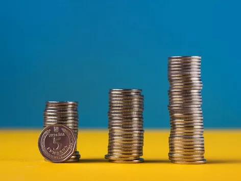 Which industries provided the most revenues to the state budget in the first 4 months of 2024?