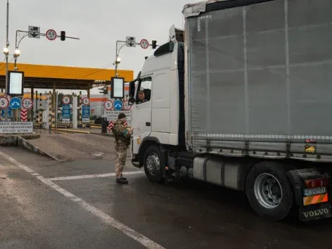 How drivers and carriers can cross the border: the rules have changed