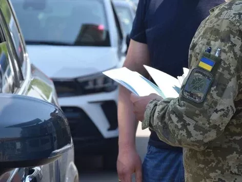 Ukraine changes border crossing rules for drivers with humanitarian aid: details