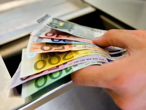 How many Ukrainians in Slovakia receive housing compensation?