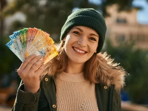 How much do you need to earn in Europe to live without social assistance?