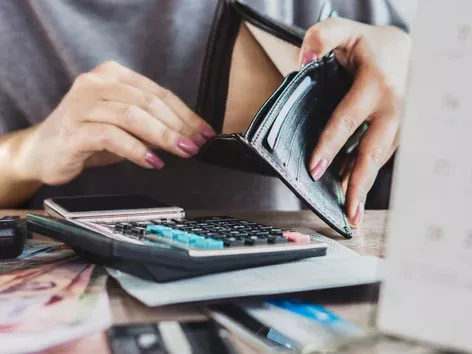 Even with work: how many Ukrainians face financial difficulties in the Czech Republic?