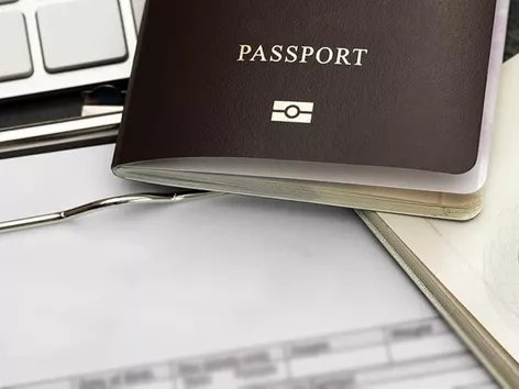 How can a foreigner obtain an immigration permit to Ukraine?