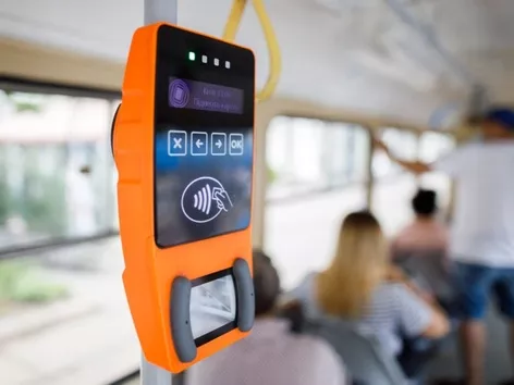 How does public transport in Ukraine operate during air raids?