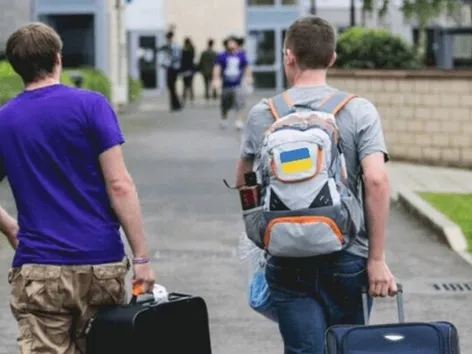Чи випустять хлопця до 18 років на навчання за кордон, якщо він приїде на канікули в Україну?