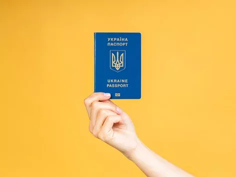 What should men do if their Ukrainian passport expires abroad?