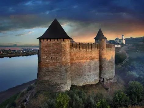 Откройте для себя Хотин: город спокойствия, историй и невероятных пейзажей