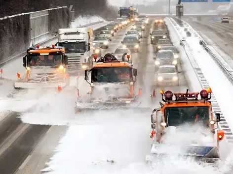 Экстремально холодная погода в Европе парализовала транспорт: тысячи туристов застряли в разных странах