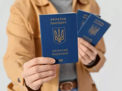 Українським чоловікам за кордоном спростили процес оформлення паспортів: деталі