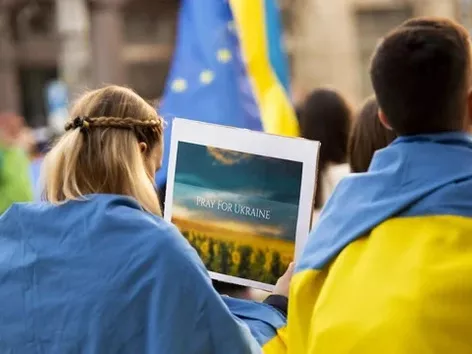 What are the attitudes of Ukrainians towards the Verkhovna Rada and the President: survey results