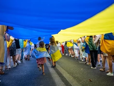 How many Ukrainians would leave Ukraine if they were offered US or EU citizenship now?