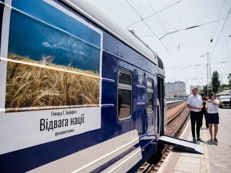 Art on rails: Ukrzaliznytsia launches art train with Howard Buffett photo exhibition