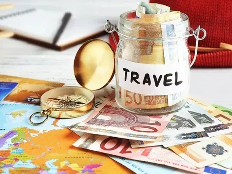 Сколько денег взять за границу: наличные, карты и валюта