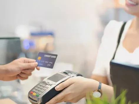 Financial restrictions for Ukrainians abroad to use currency cards: details