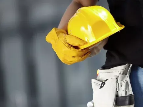 With whom and in what sectors do Ukrainians have to compete when looking for a job in Poland?