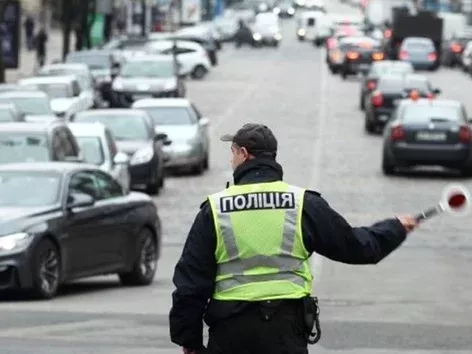 How to understand the traffic controller signals: a reminder for drivers