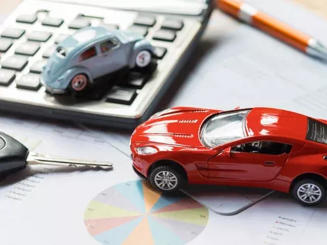 How much does a car insurance policy cost for 1 month and a year in 2025?