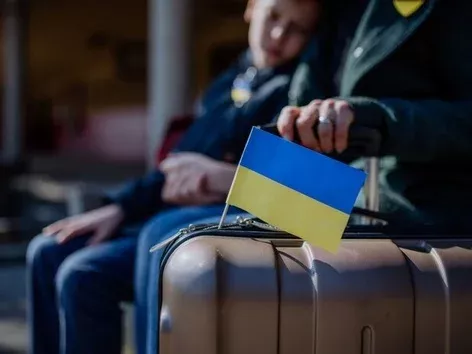 How many Ukrainians moved abroad for permanent residence in 2024?
