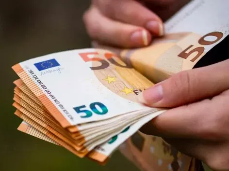 How much money do you need to enter EU countries: financial requirements and cash transport rules