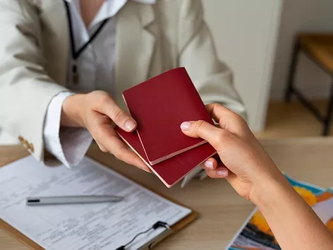 What liability can foreigners incur for violating Ukrainian migration legislation?