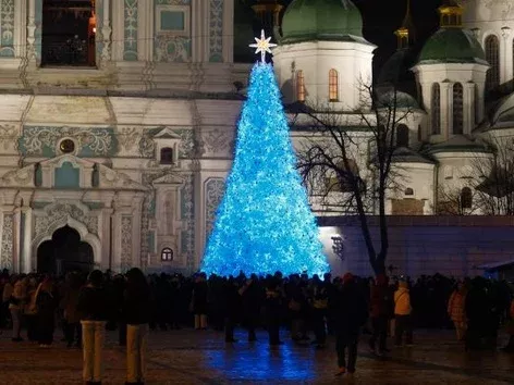 In which Ukrainian cities have Christmas trees been lit and what do they look like?