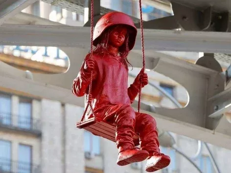 Où chercher des sculptures rouges mystérieuses à Kyiv et que signifient-elles ?