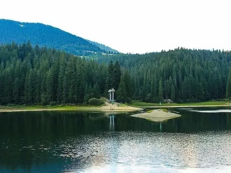 Synevyr in the Carpathian foothills: what is the history of the ancient lake, what is unique about it and how does it impress visitors?