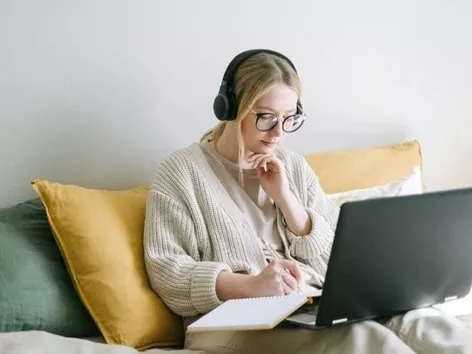 How many Ukrainians speak English?