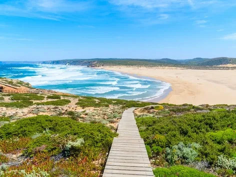 Весенние каникулы в Европе 2026: куда поехать в марте, апреле и мае