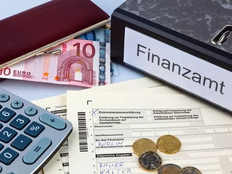 How can Ukrainians working in Germany file a tax return and refund overpaid taxes?