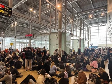 Снегопад парализовал аэропорт Гданьска: рейсы отменены и перенаправлены из-за плохой погоды