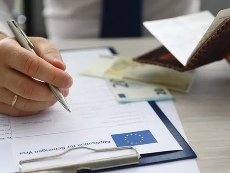 Подорож в Україну через країни ЄС: кому потрібна транзитна шенгенська віза та як її отримати?