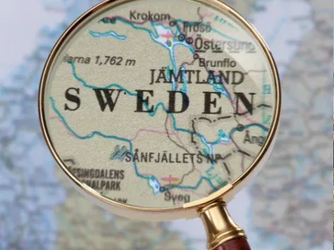 How can Ukrainians get a personal number in Sweden and what do they need to do?