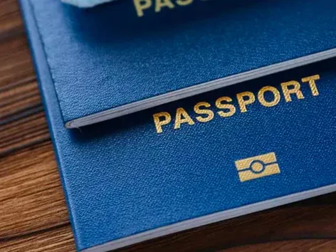 What consular services are available to Ukrainian men abroad in 2025?