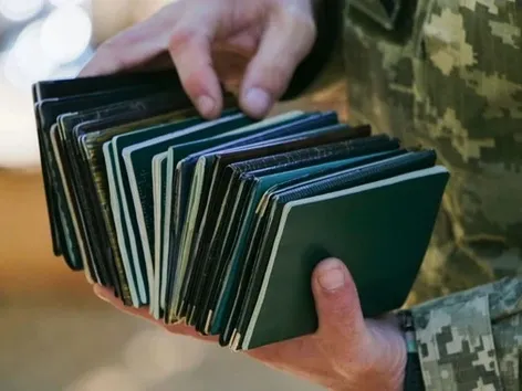 Украинцы за границей будут автоматически зарегистрированы для военной службы: что изменится и кого это коснется