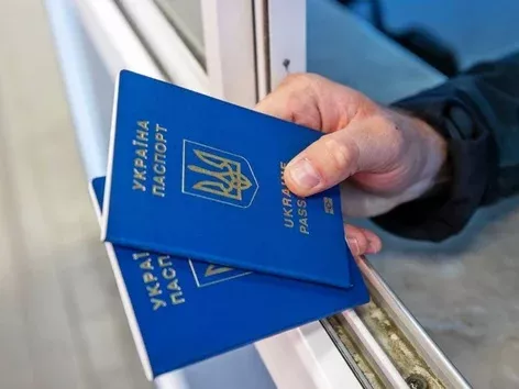 Rules for leaving Ukraine in 2025: who has the right to leave, a package of documents, features of crossing the border for military personnel, traveling by car and customs control rules